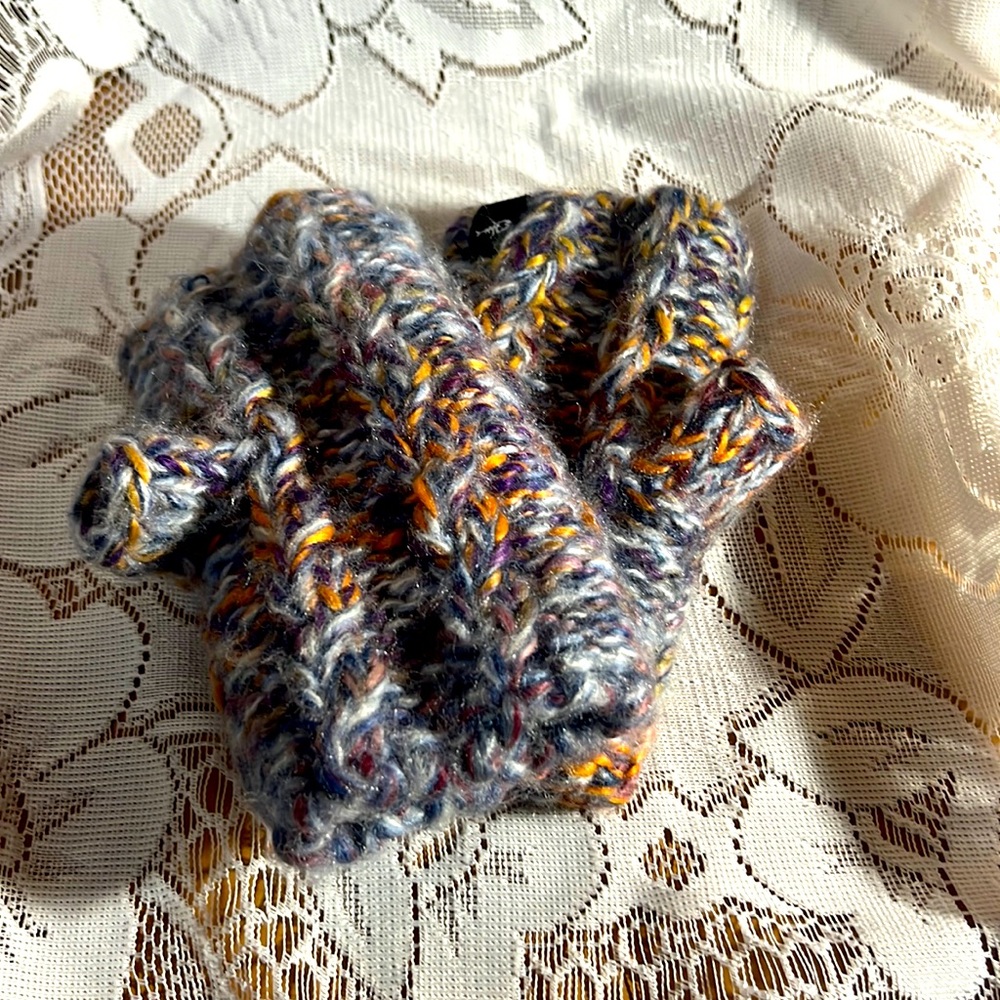 Knit screamer gloves